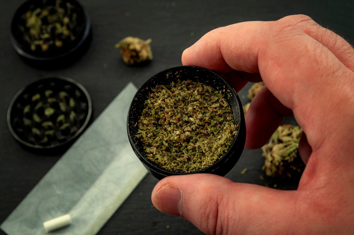Cannabis_grinder_joint